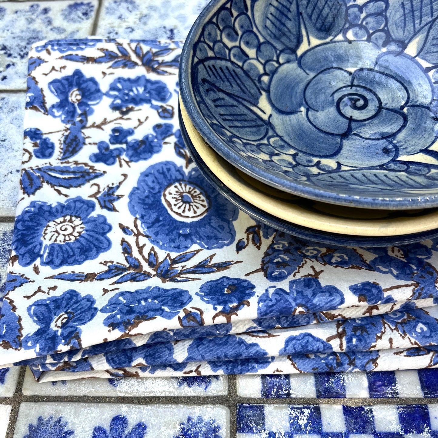 4 x vintage floral print cotton napkin blue, choc & white